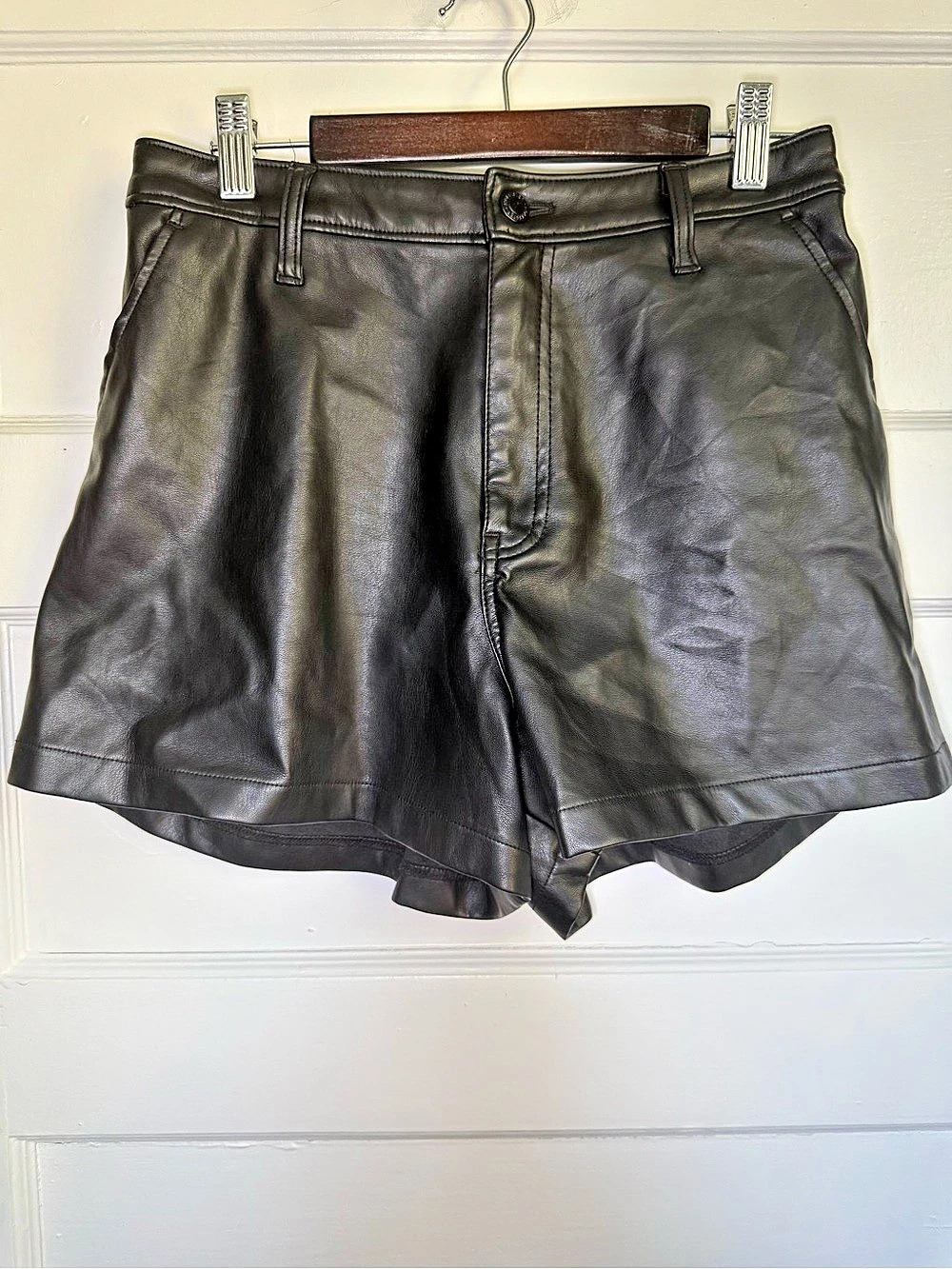 Hollister Ultra High-Rise Faux Leather Shorts Matte Black Grunge Edgy Chic Med